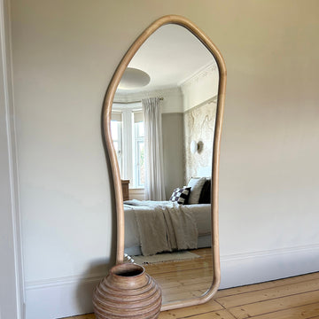 Miroir Clara – Miroir psyché irrégulier en bois clair (180 cm x 80 cm)