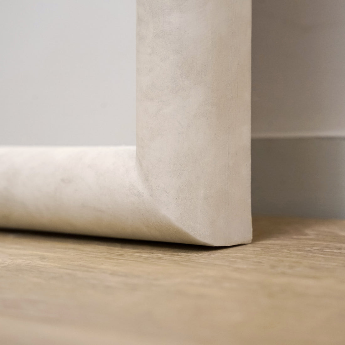 Miroir Amora – Grand Miroir Pleine Longueur avec Cadre Courbé Effet Béton (172 cm x 60 cm)