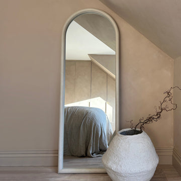 Miroir Amora – Grand Miroir sur Pied avec Cadre Courbé Effet Béton (172 cm x 60 cm)