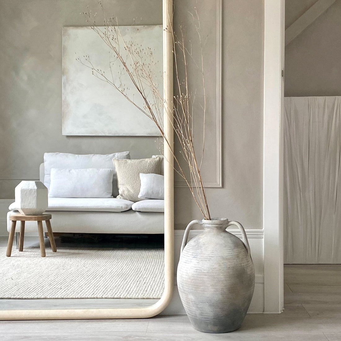 Miroir Amora – Très grand miroir pleine longueur incurvé effet béton (200 cm x 120 cm)