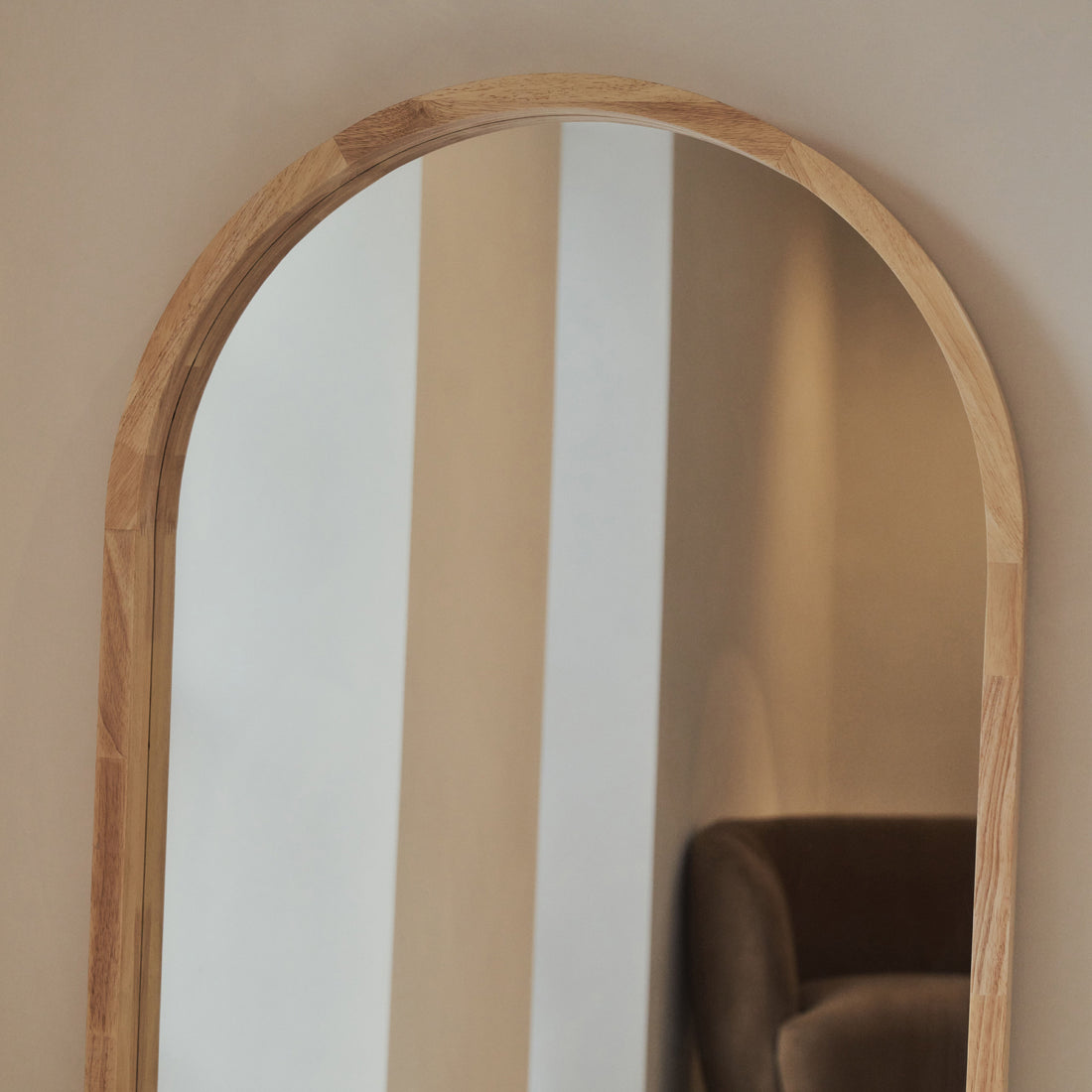 Miroir Lilia – Miroir Pleine Longueur avec Cadre Courbé en Bois Clair (170 cm x 80 cm)