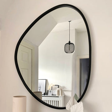 Pebble Mirror – Grand Miroir Mural Irrégulier en Métal Noir (110 cm x 90 cm)
