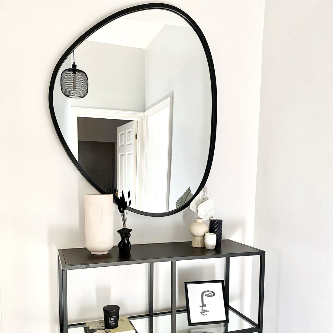 Miroir Pebble – Grand Miroir Mural Irrégulier en Métal Noir (110 cm x 90 cm)