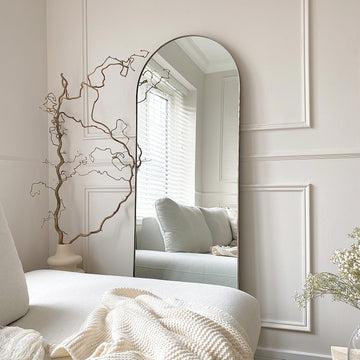 Miroir Theo – Grand Miroir sur Pied Incurvé en Métal Doré (160 cm x 50 cm)