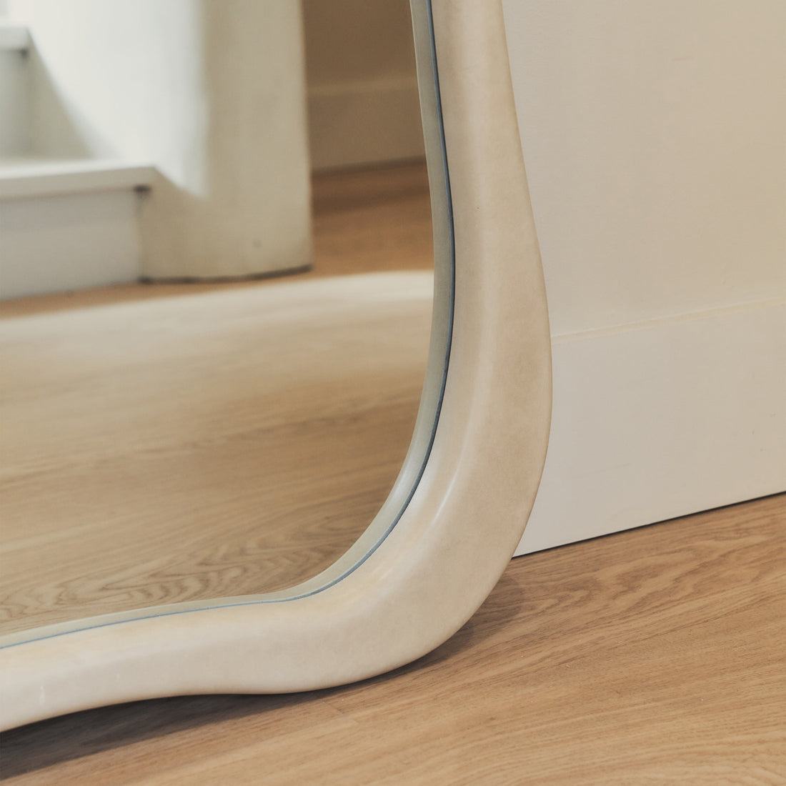 Miroir Arcurva – Grand miroir de sol irrégulier effet béton (170 cm x 85 cm)